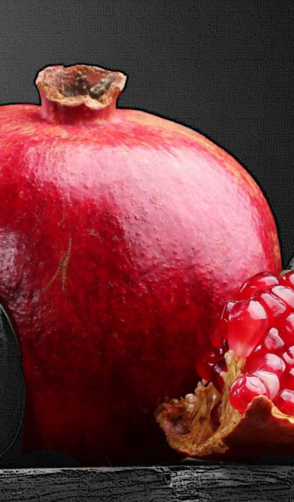 Сочный гранат на черном фоне