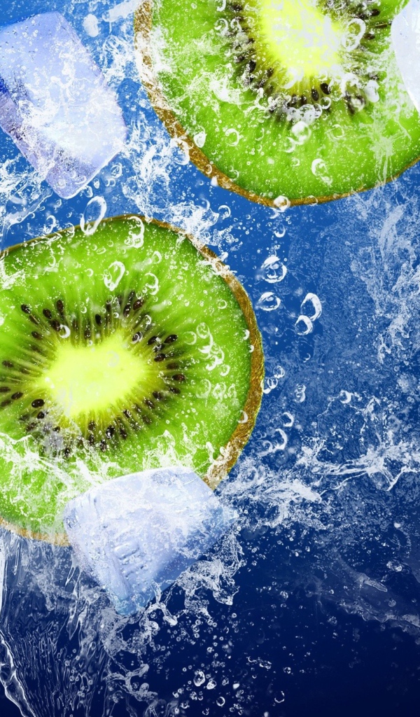 Ломтики киви и льда в воде