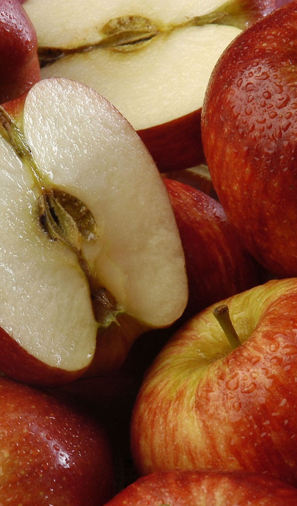 Влага на красных яблоках