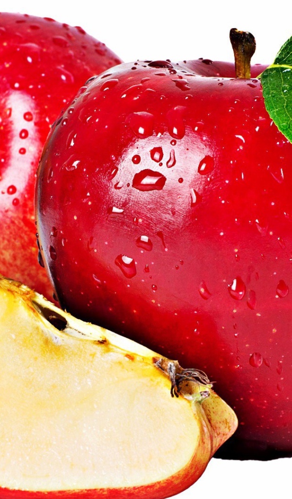 Красные яблоки с листьями