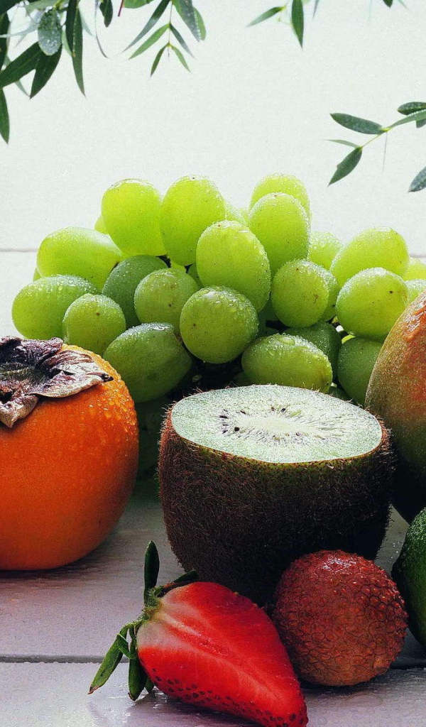 Богатый стол с экзотическими фруктами