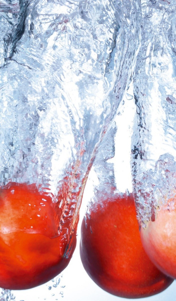 Спелые персики в воде