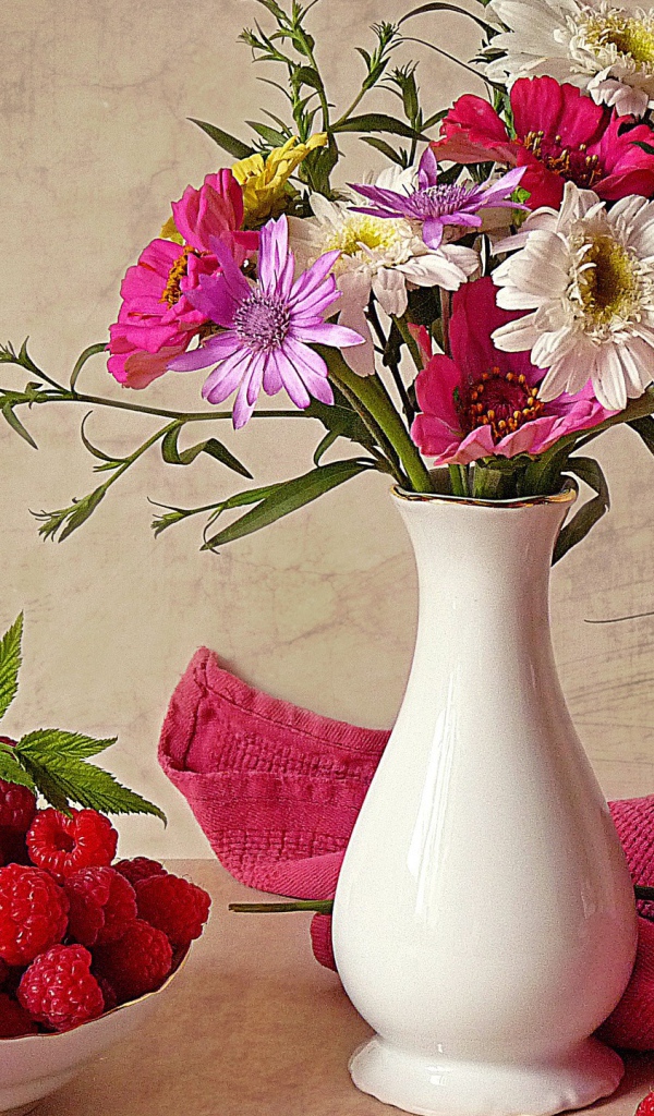 Блюдце с малиной и букет цветов