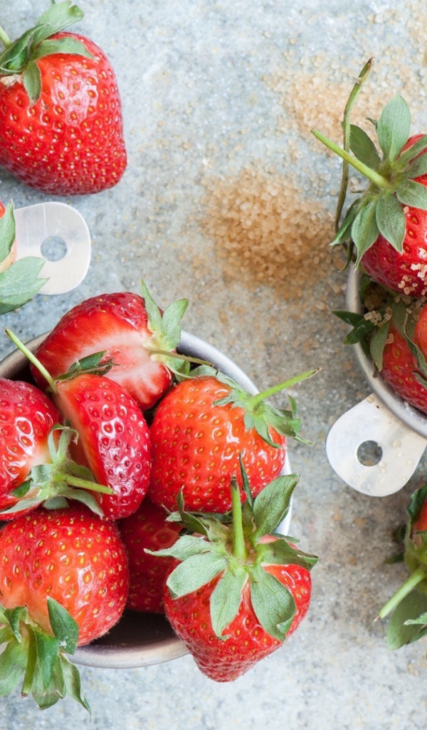 Клубника в чашках на столе