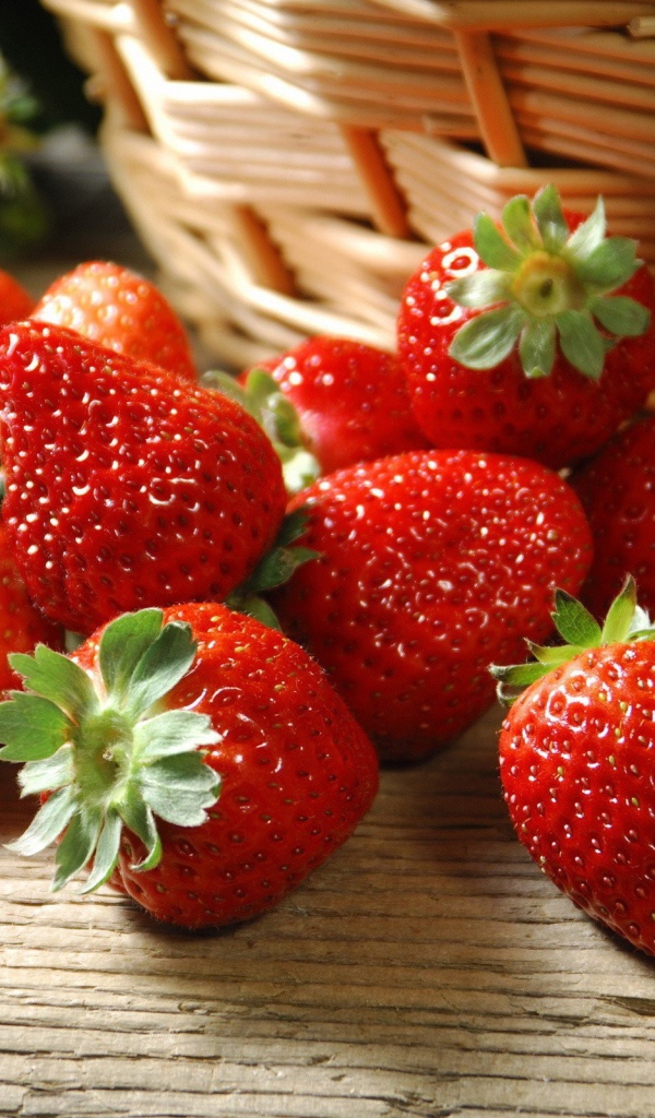 Клубника у соломенной корзины