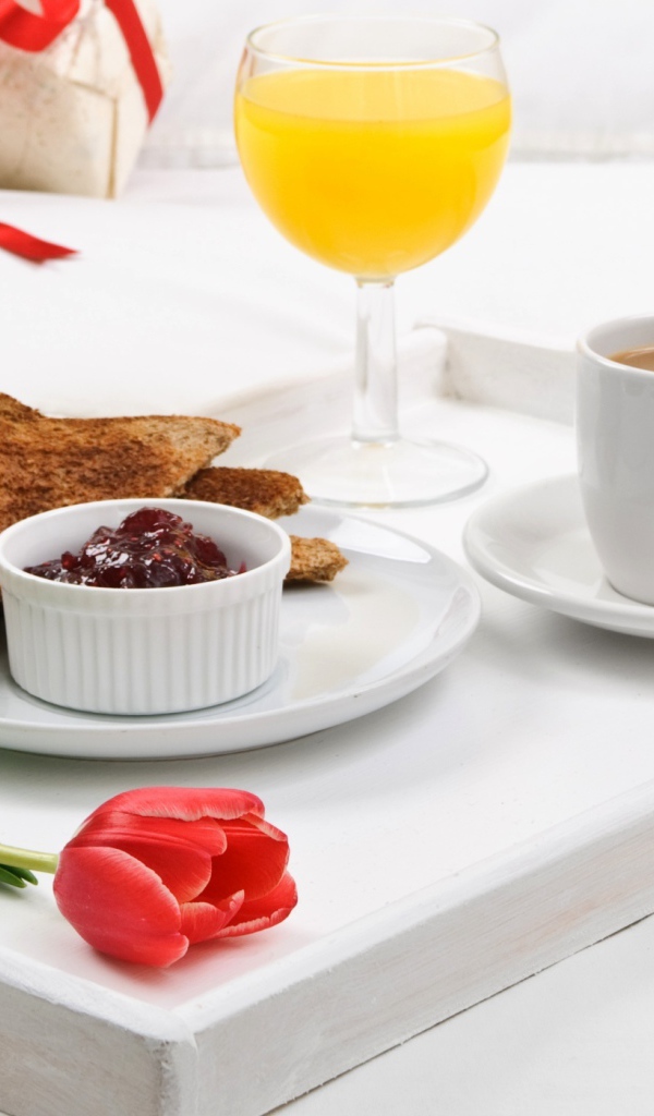 Завтрак на белом подносе