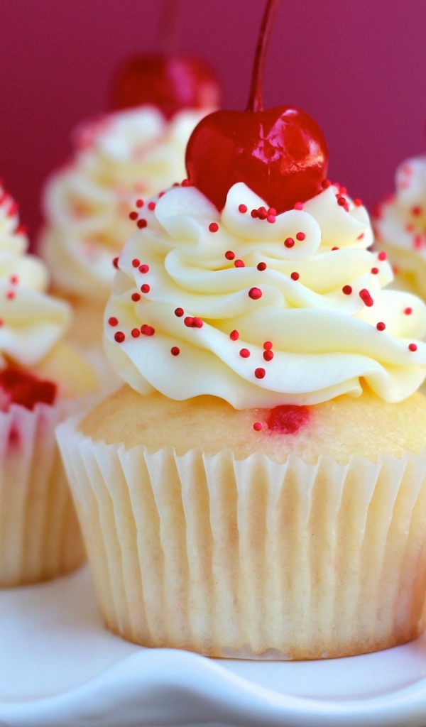 Кексы со сливочным суфле и вишнями