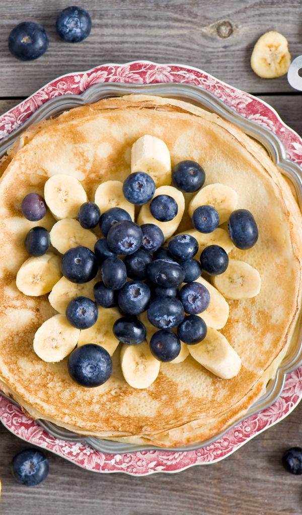 Блины с бананом и черникой