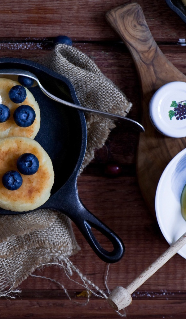 Оладьи с черникой и медом