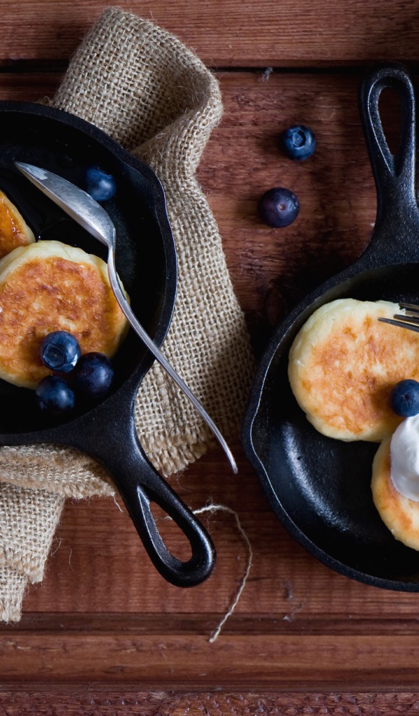 Оладьи с кремом и черникой