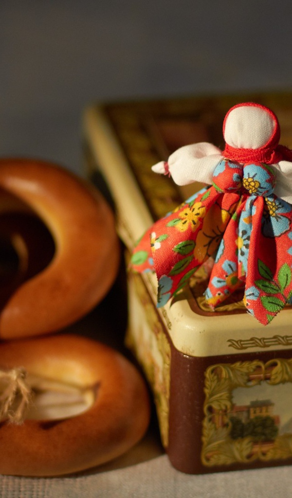 Несколько бубликов и коробка с чаем