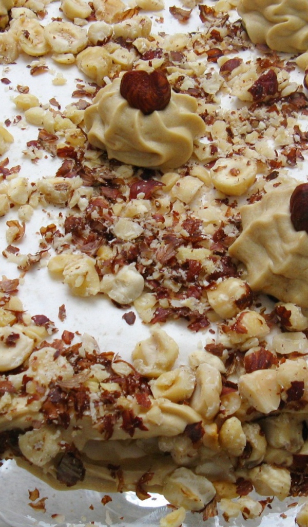 Торт, посыпанный орехами