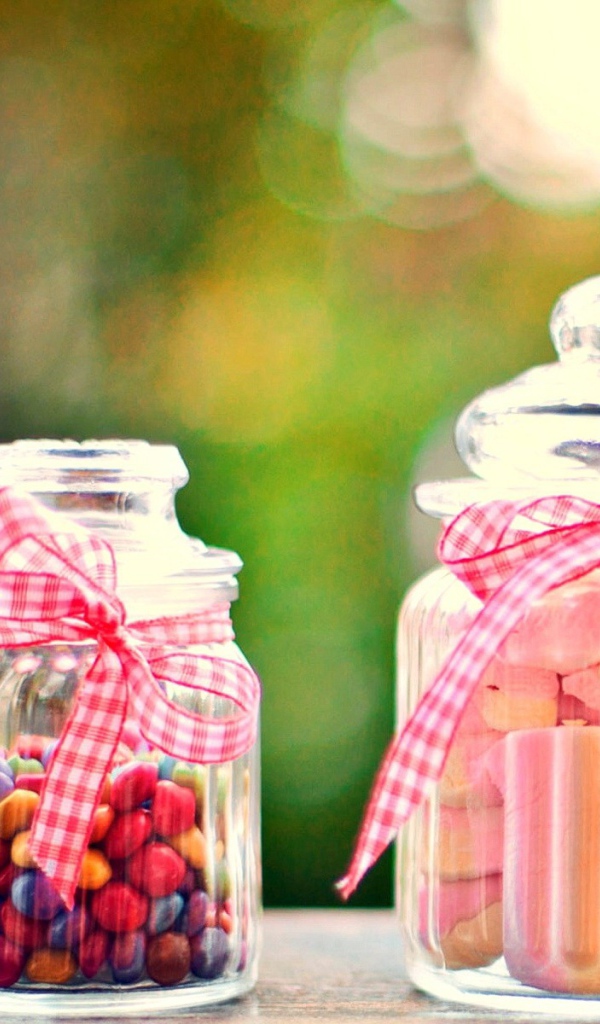 Конфеты в банках, повязанных лентой