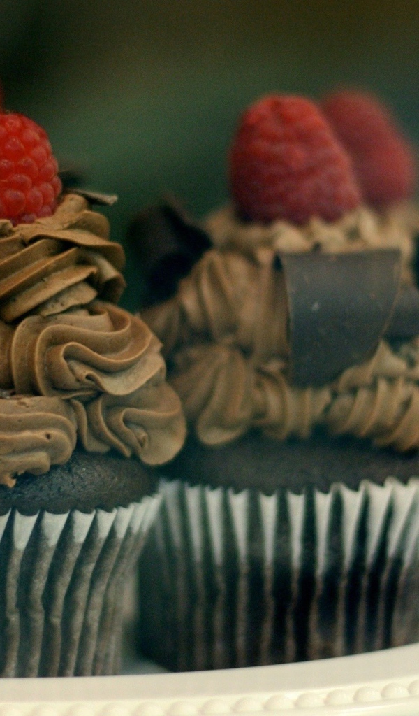 Шоколадные кексы с кофейным кремом и ягодами