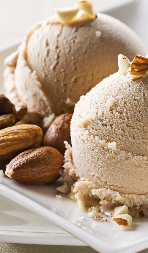 Кофейное мороженое с орехами