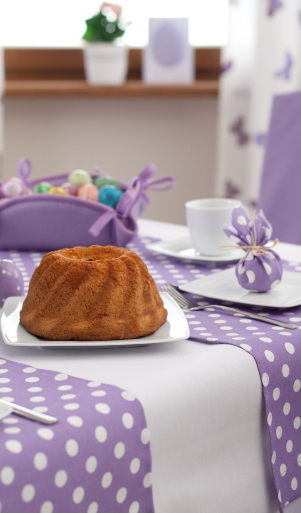 Кекс на сервированном столе