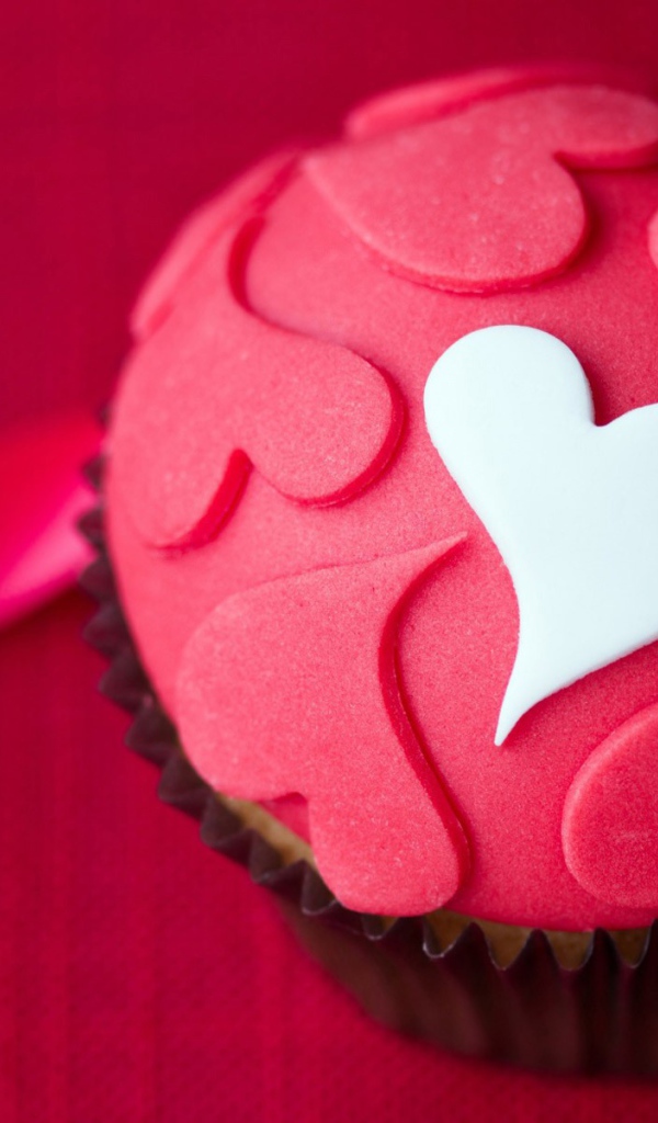 Фигурки сердец на кексе
