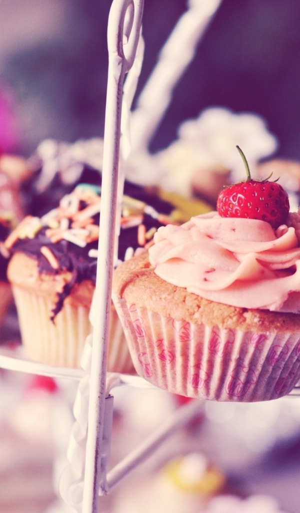 Фруктовые кексы на столе