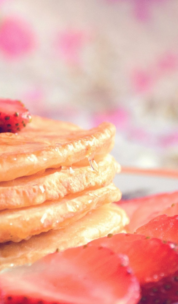 Блинчики с кусочками клубники