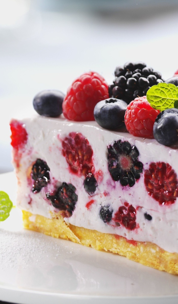 Пирог из творожного желе с ягодами