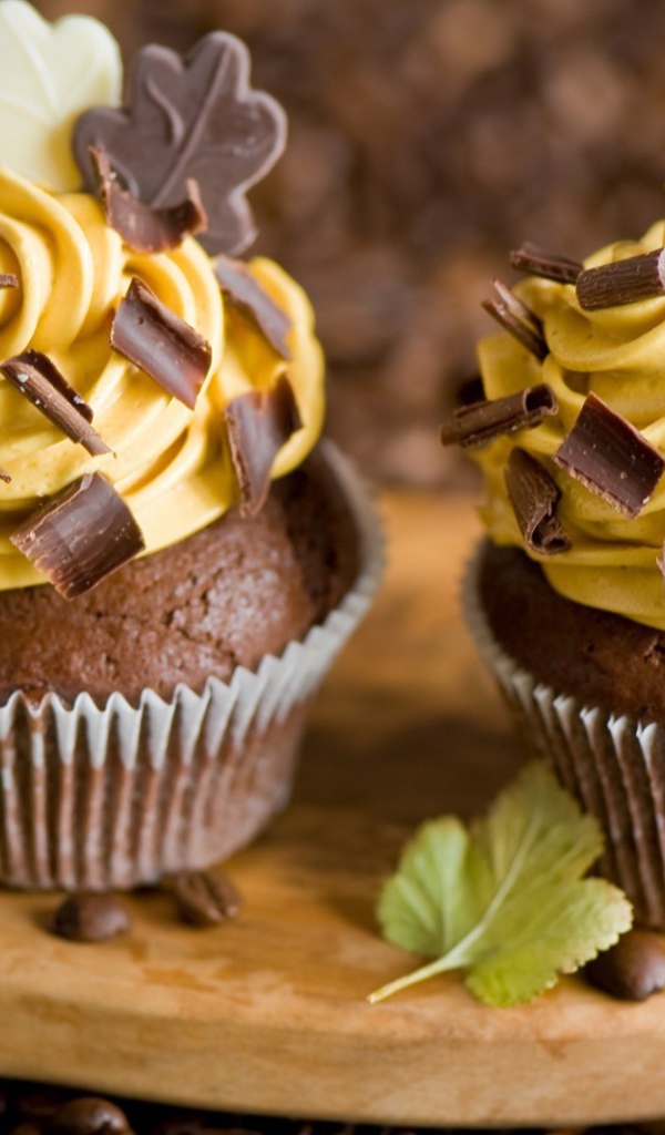 Розочка из крема на шоколадном кексе