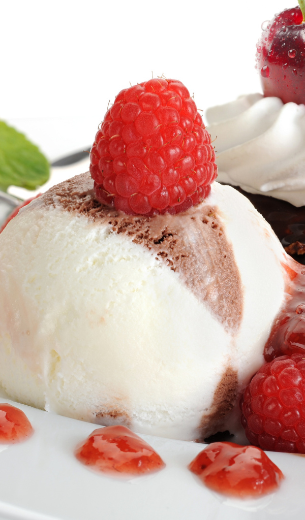 Мороженое пломбир с малиной