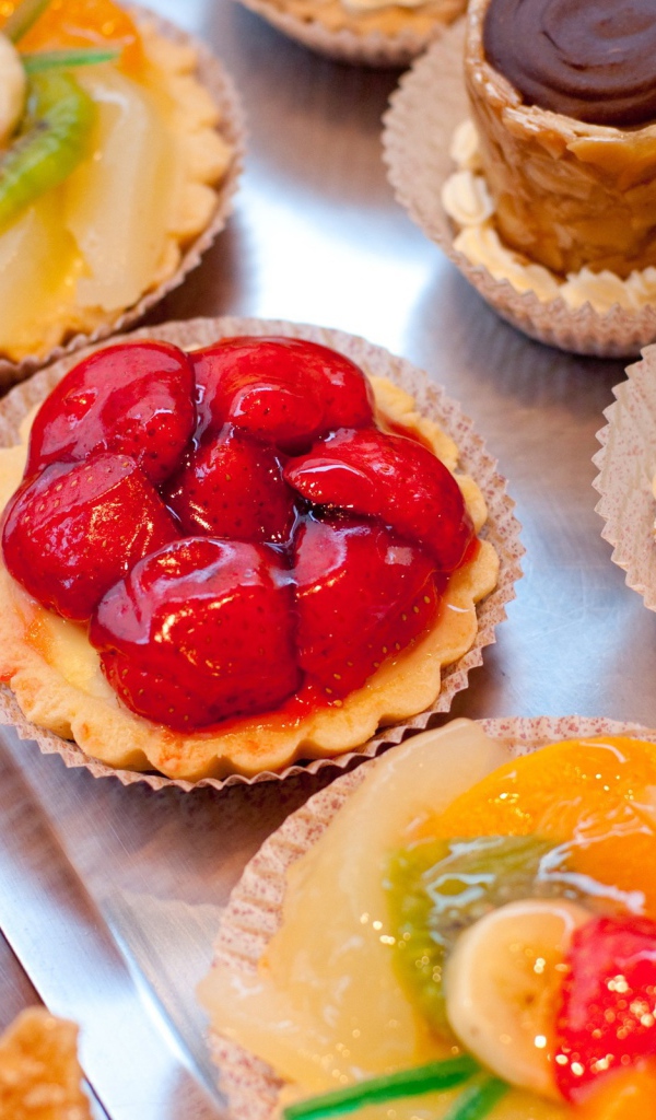 Выбор десертов на столе