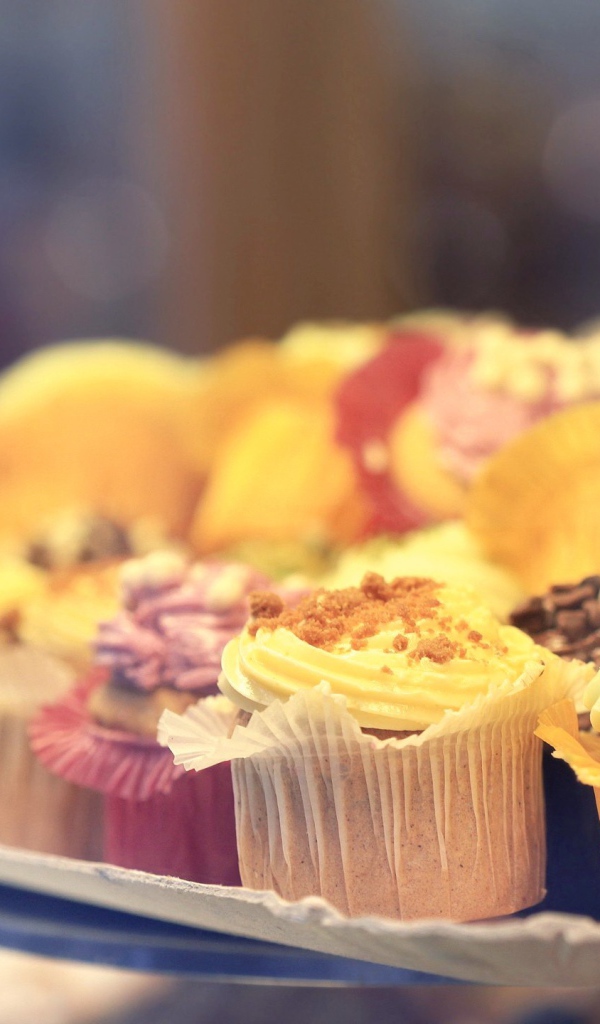 Небольшие круглые кексы с кремом