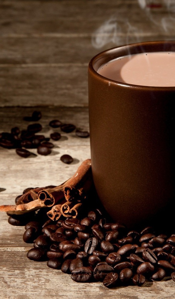 Чашка свежего ароматного кофе с ванилью