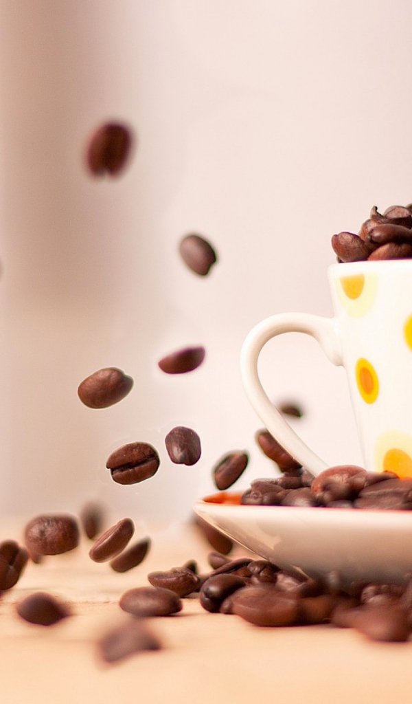 Чашка с кофе в зернах
