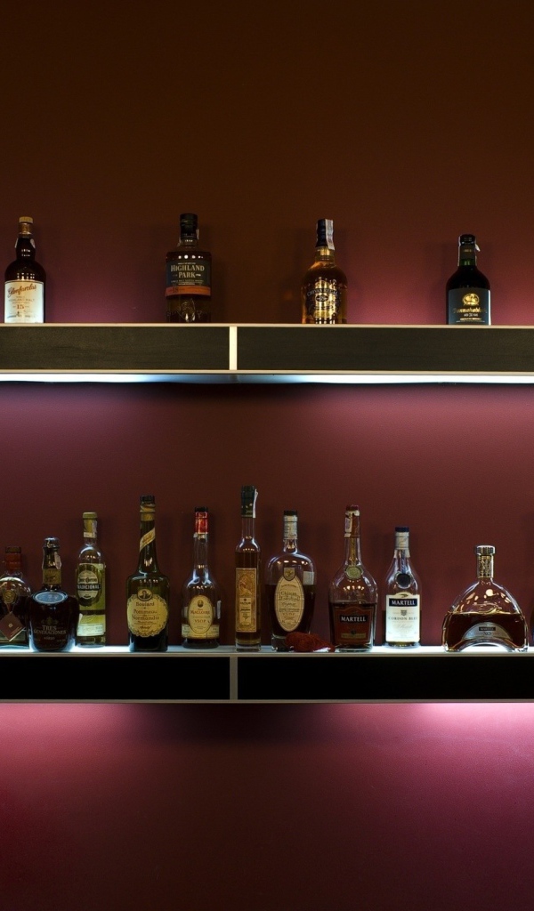Бар с алкоголем на стене