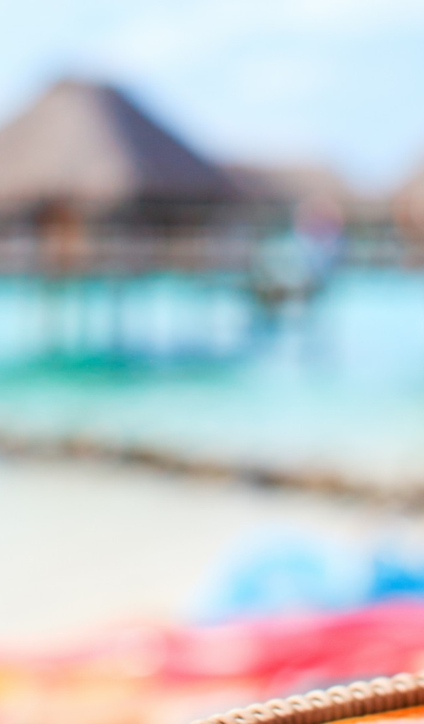 Яркие тропические коктейли с трубочками