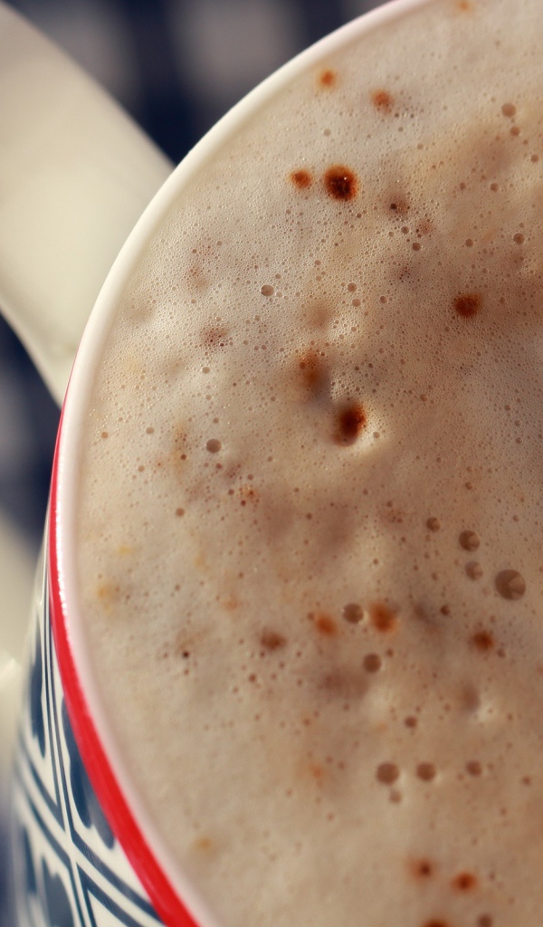 Коричневые точки на пенке кофе