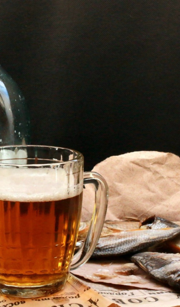 Банка пива с сушеной рыбой
