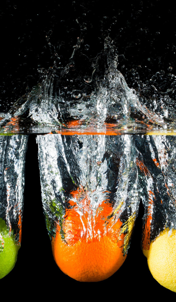 Цитрусы в брызгах воды
