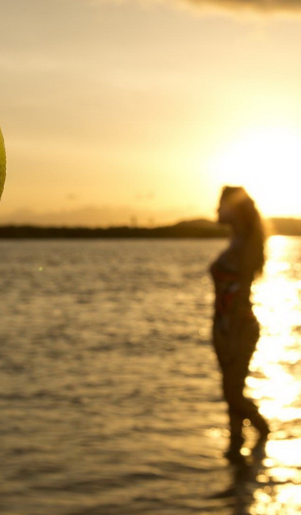 Коктейль с фруктами на вечернем пляже