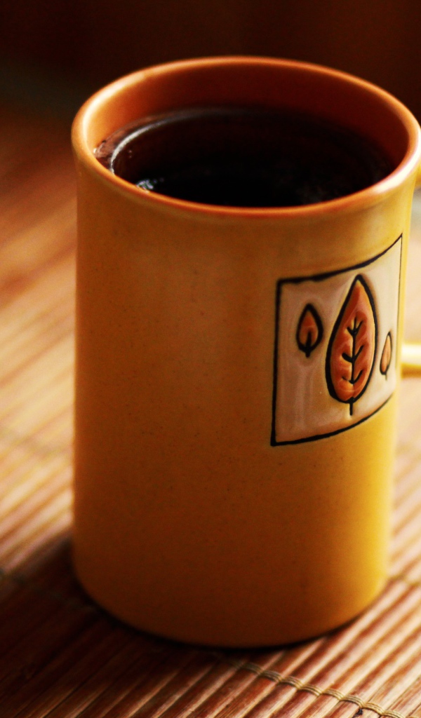 Кофе в высокой желтой чашке