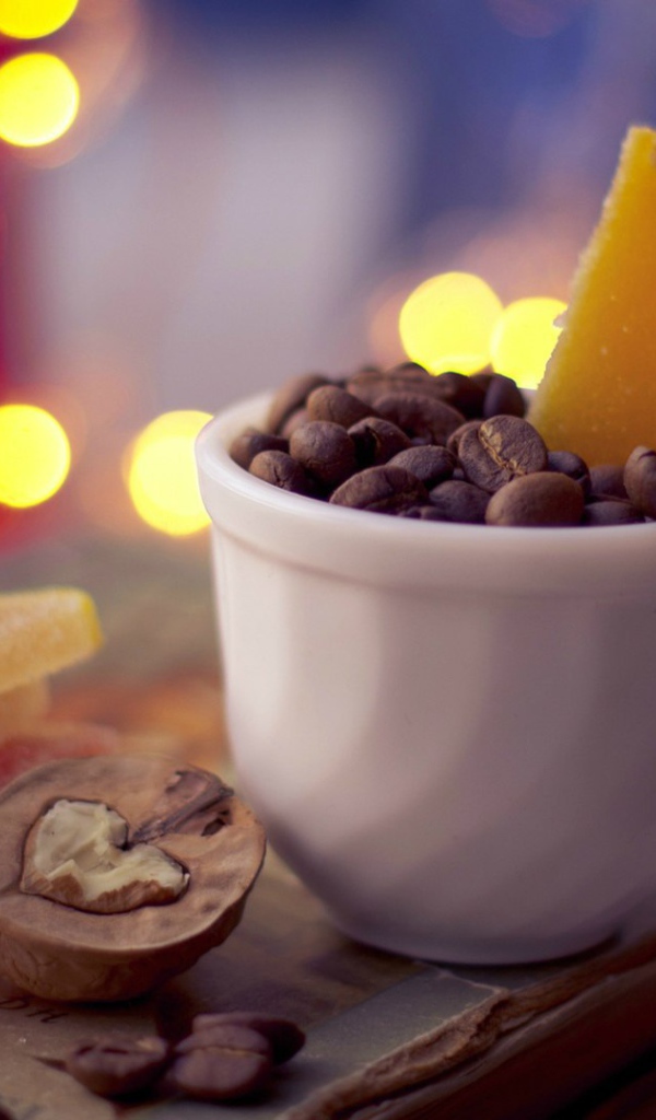 Кофе с мармеладом и орехами