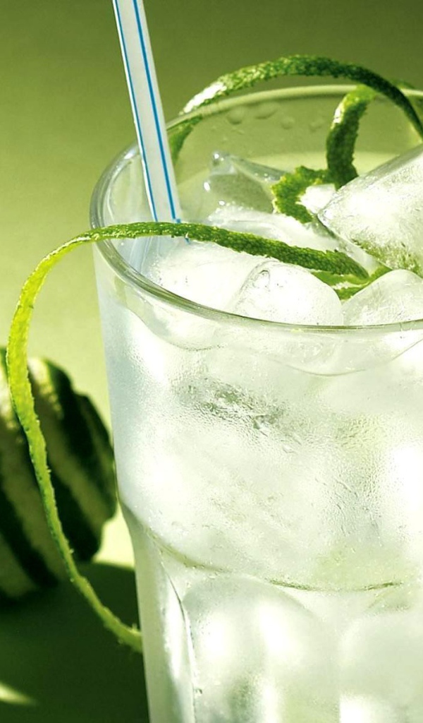 Напиток из сока лайма со льдом