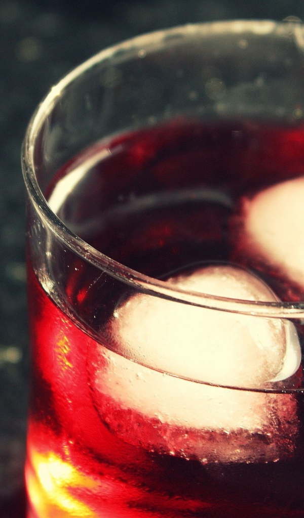 Кубики льда в стакане с соком