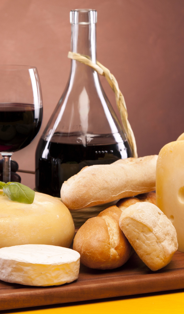 Красное вино и сыр