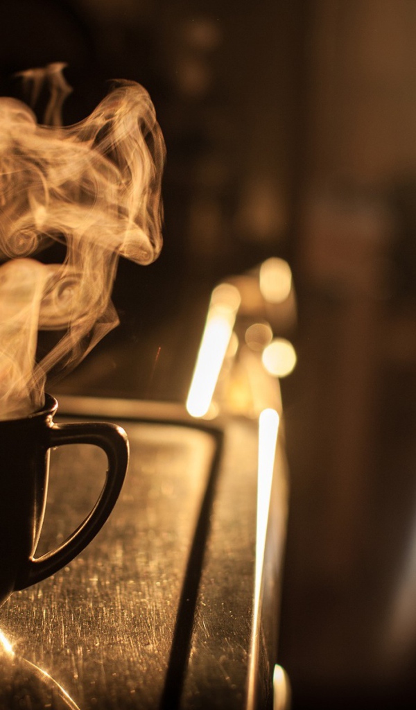 Пар из чашки кофе на закате