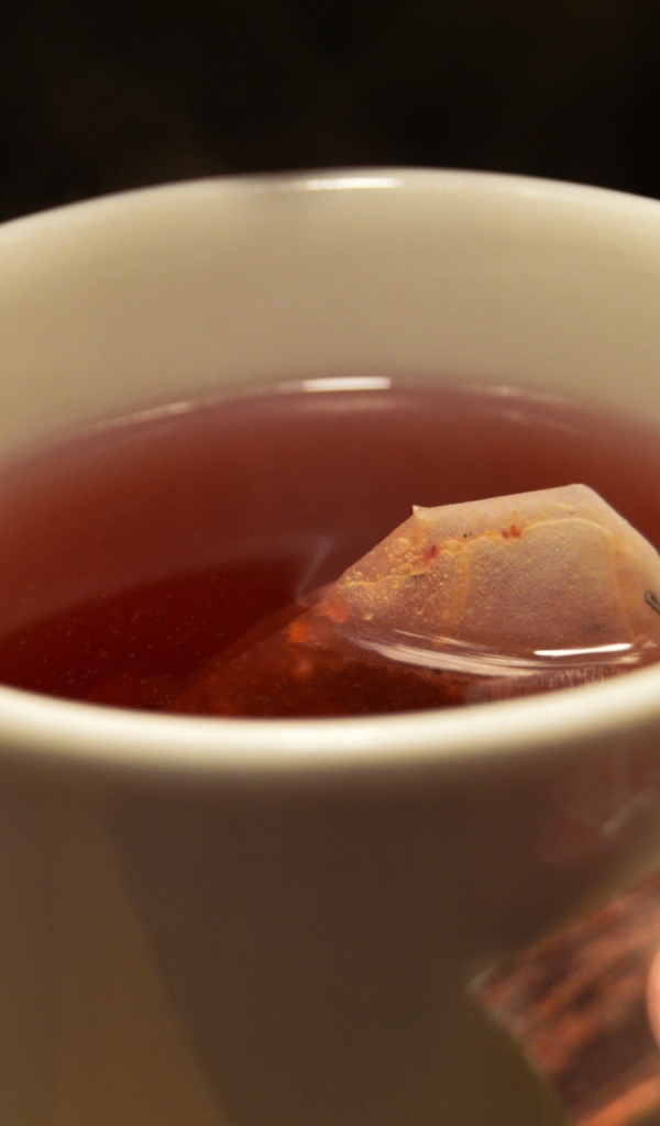 Чай из пакетов заваривается в чашке