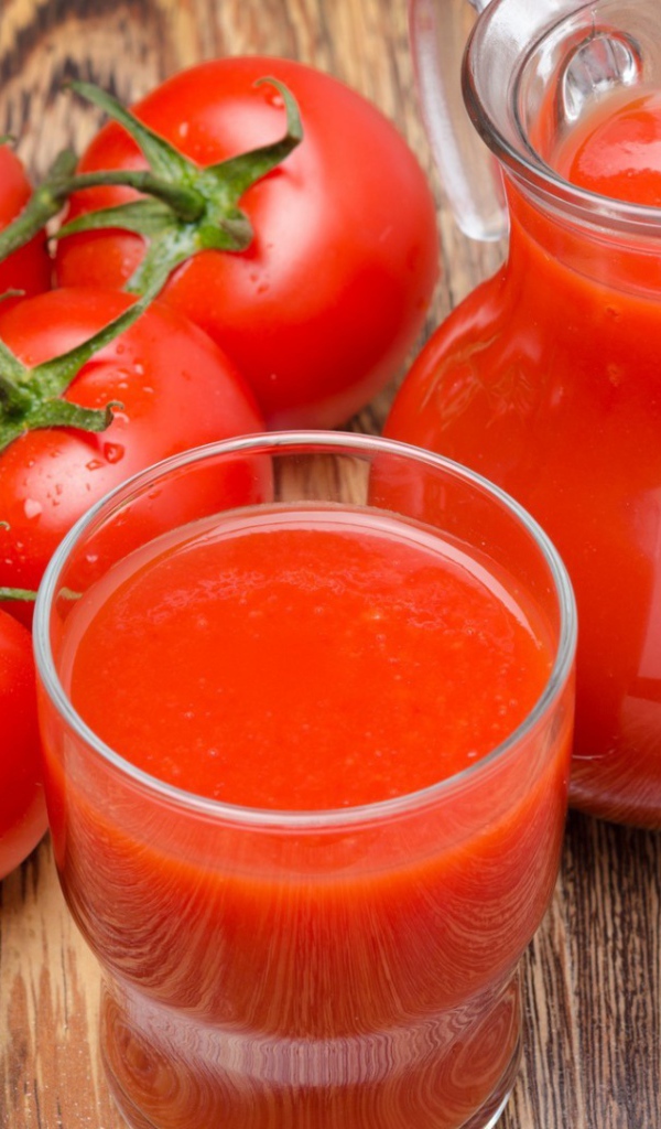 Ветка помидор и томатный сок