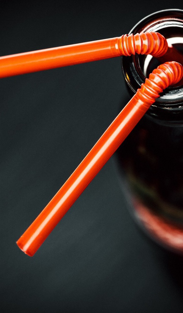 Трубочки в бутылке Кока-Колы