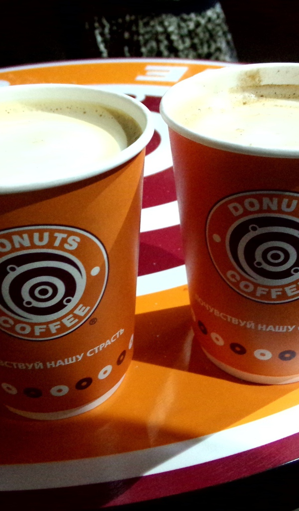 Два стакана кофе на подносе в кафе