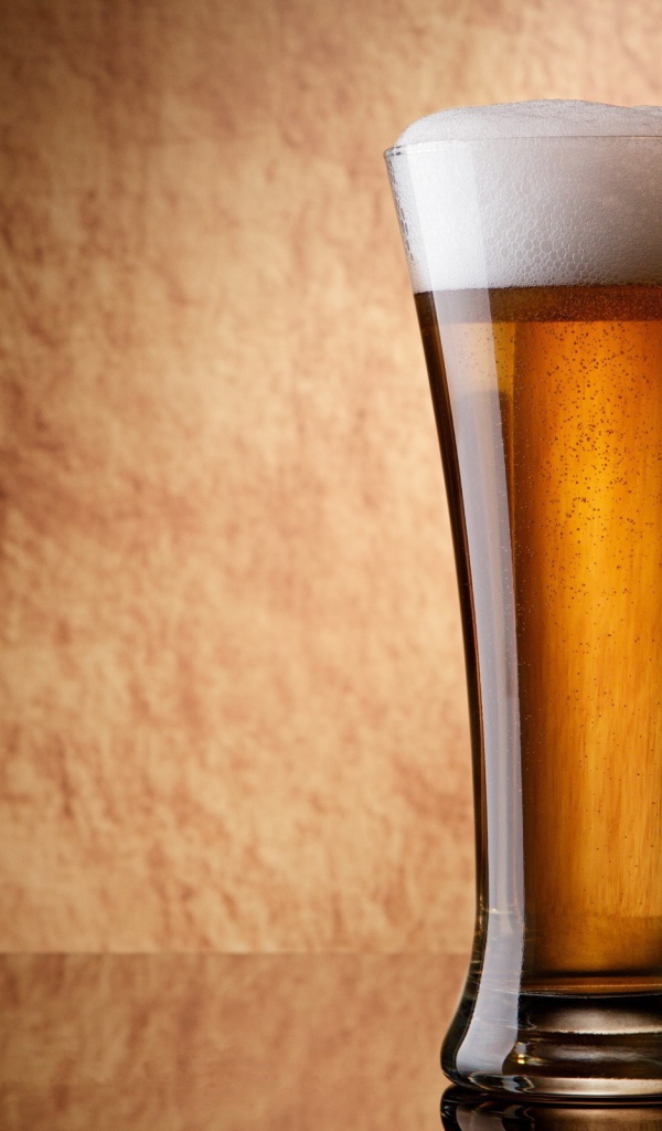 Два бокала пива, коричневый фон