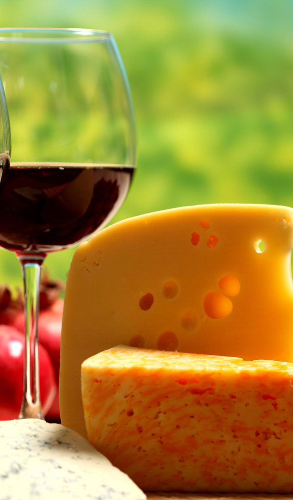 Два бокала вина и сыр