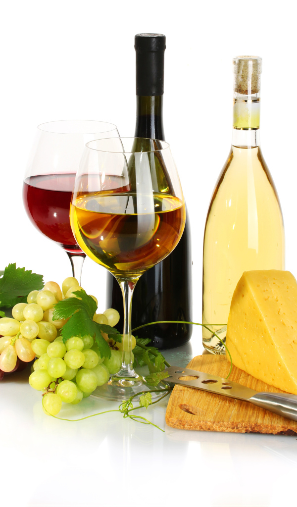 Два бокала вина виноград и сыр