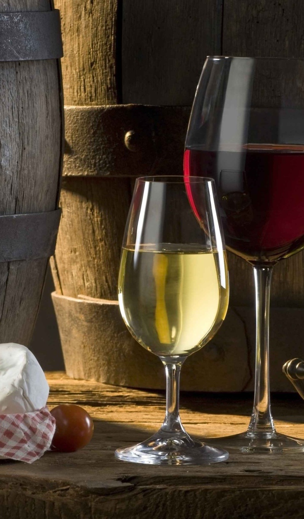 Два бокала с красным и белым вином